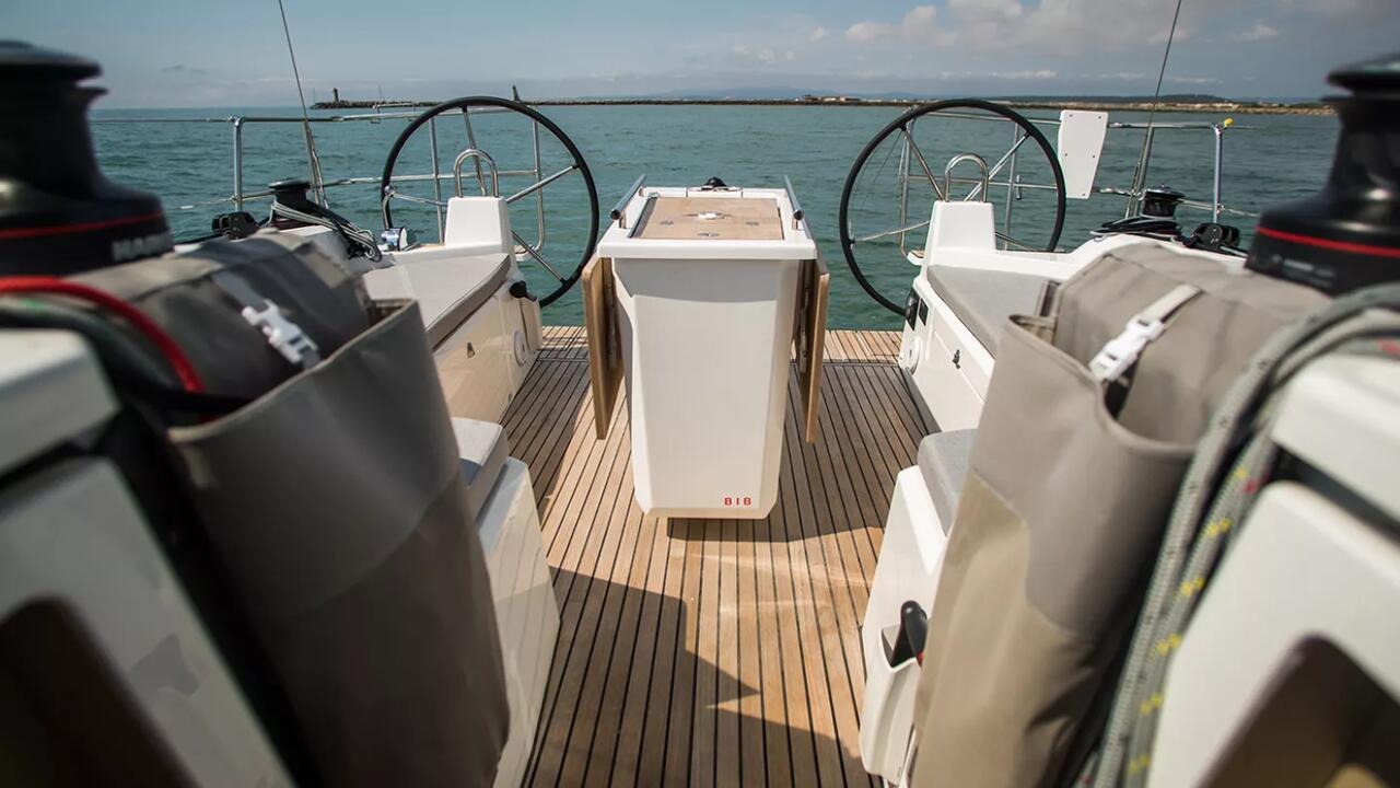 Cockpit with twin helms, folding table and teak decking