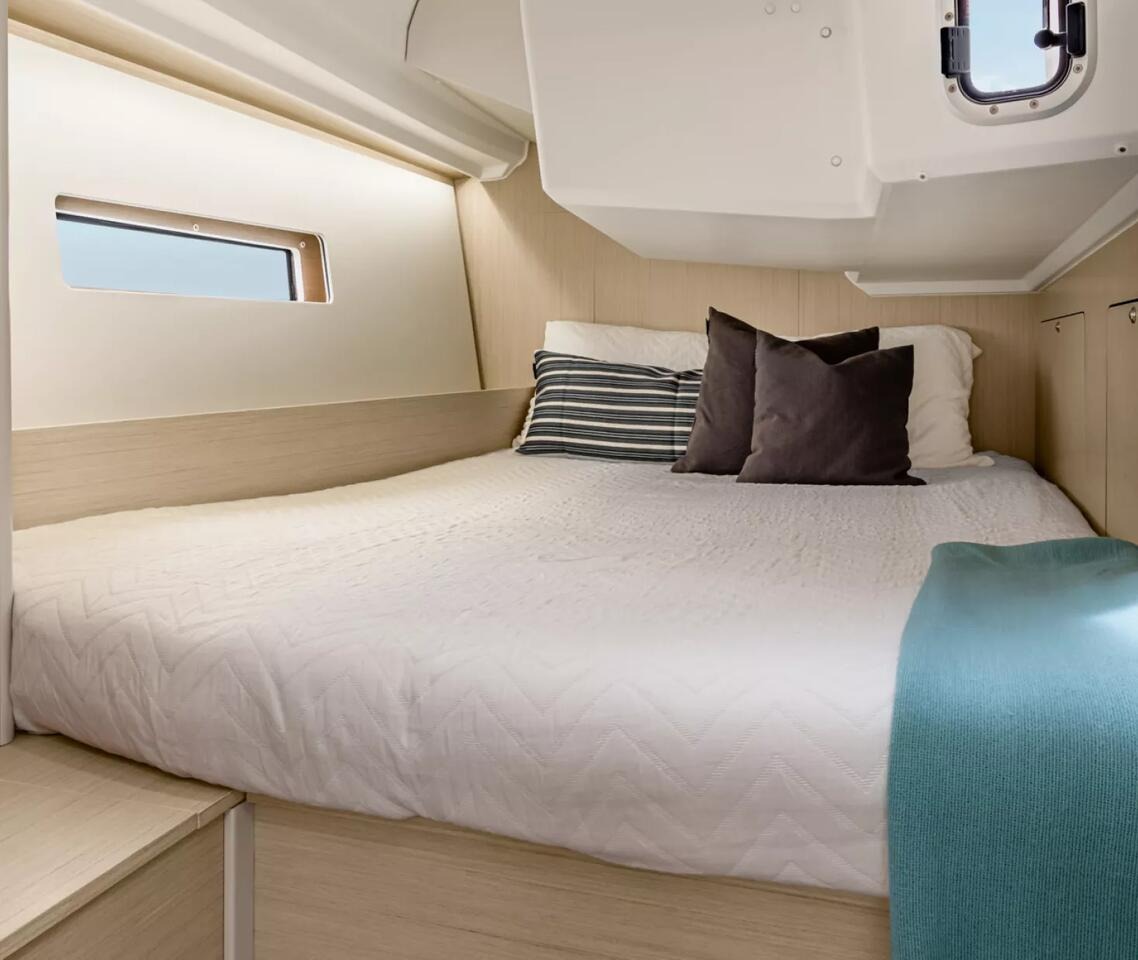 Forward cabin with double berth and side hull window