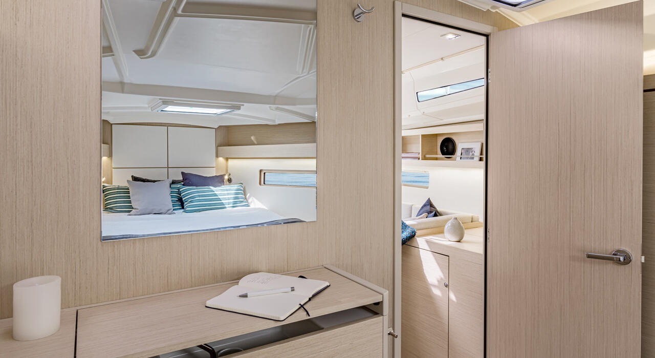 Heads compartment with washbasin, mirror and shelf stowage