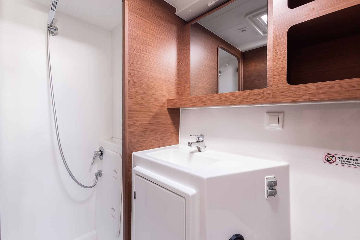Heads of the Lagoon 42 with washbasin, mirror cabinet and hand shower