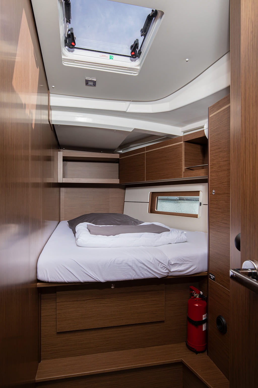 Second aft double cabin with shelving and side window