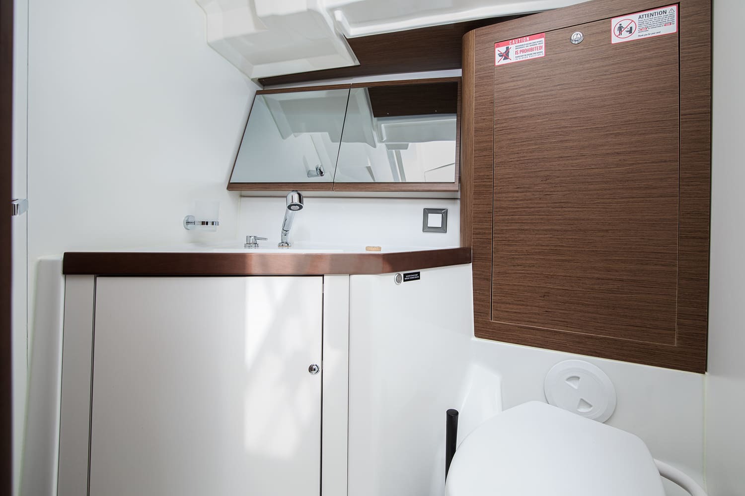 Heads with washbasin, mirrored cabinet and separate shower