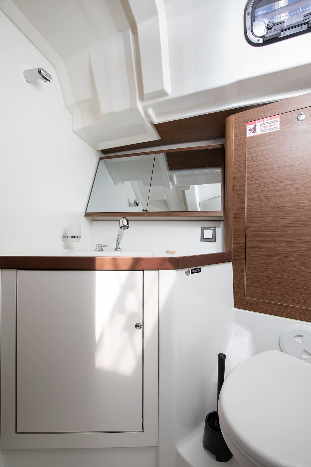 Second heads compartment with washbasin and toilet