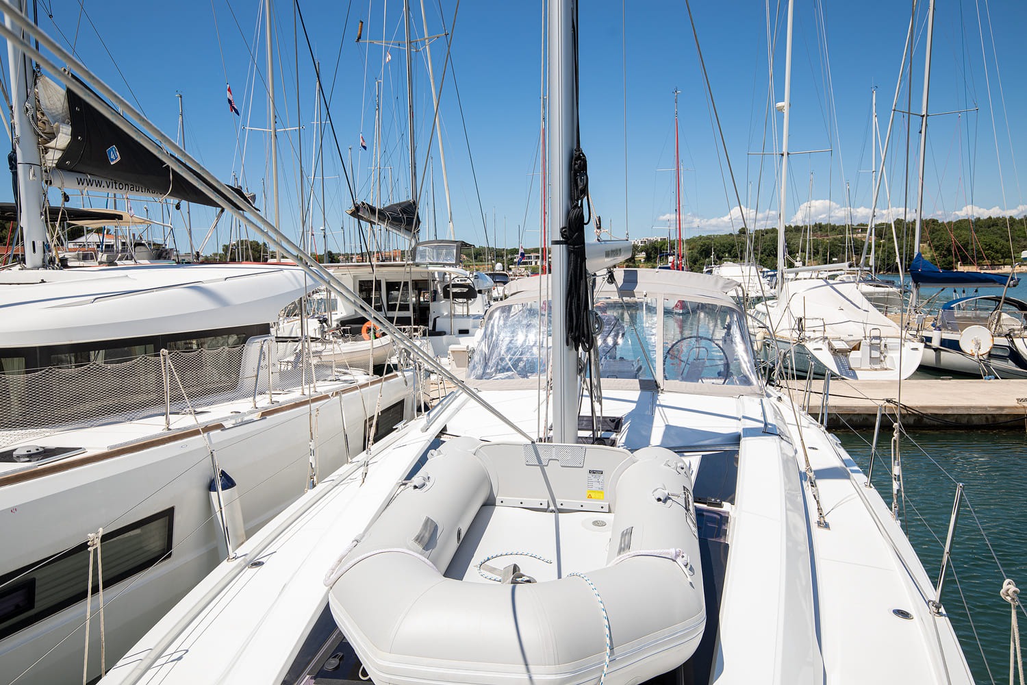 Side deck and guardrails running forward along the Beneteau Oceanis 46.1