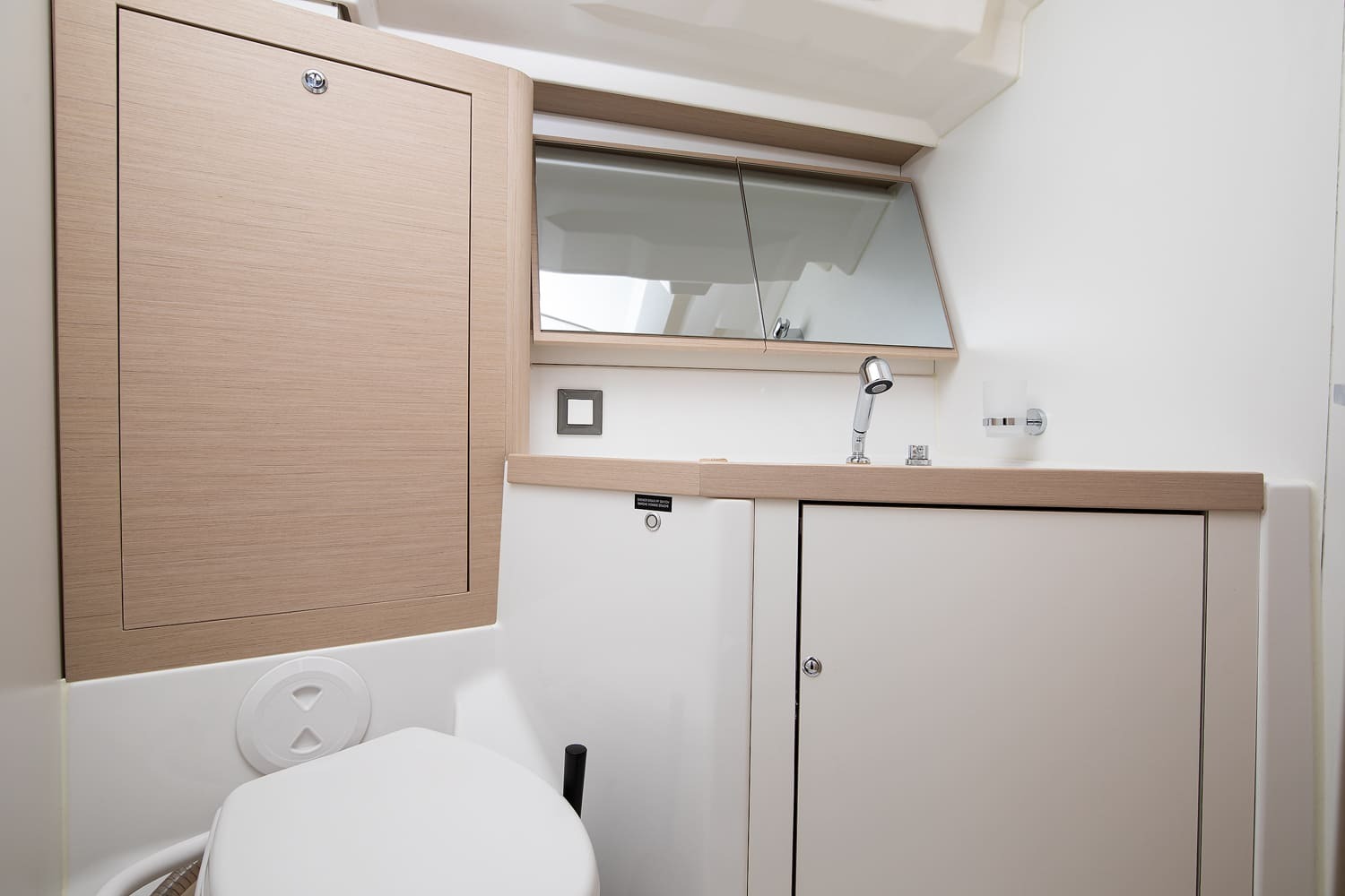 Heads compartment with washbasin, mirror and stowage locker