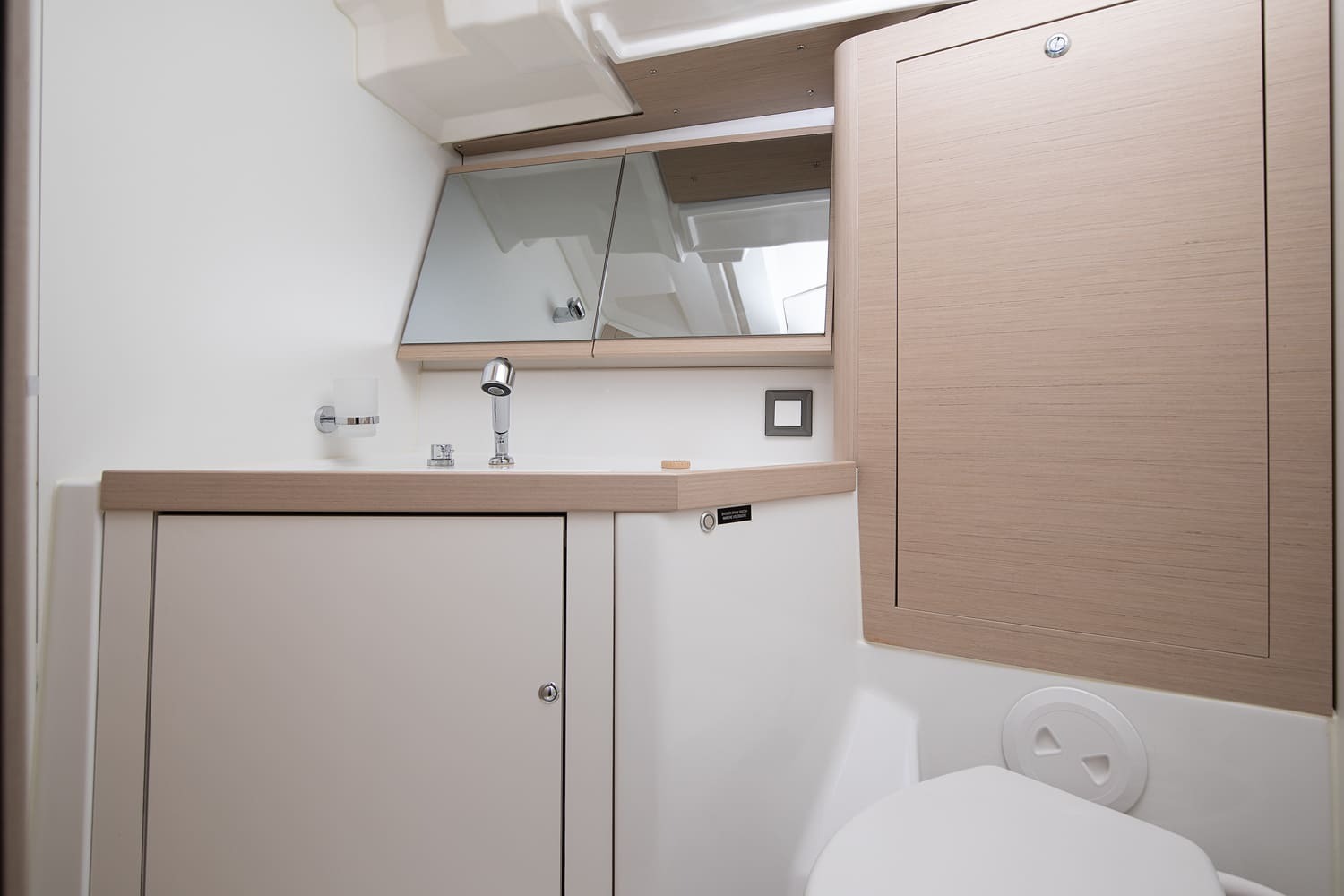 Second heads compartment with washbasin and shower fitting