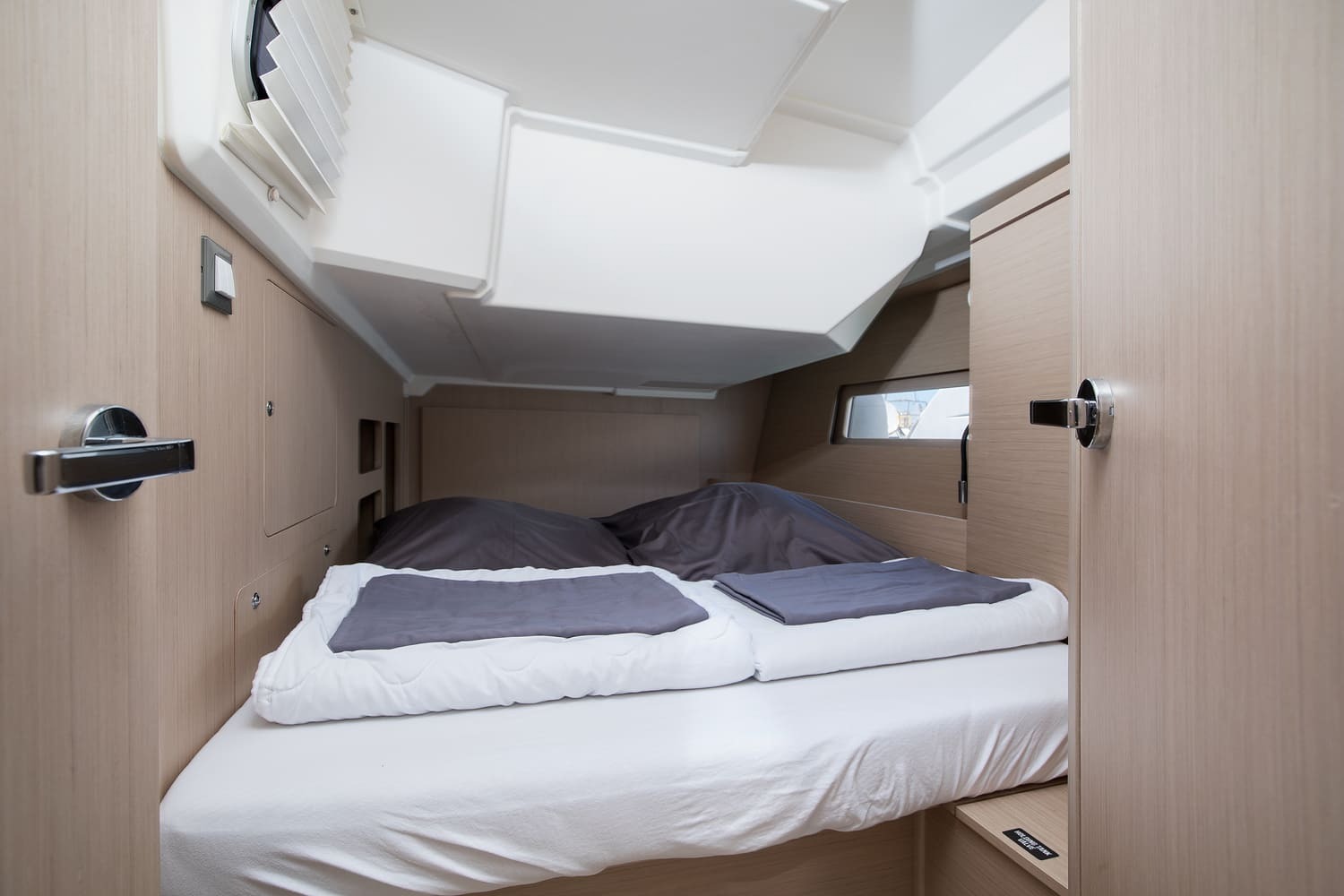 Forward cabin with double berth beneath the deck hatch