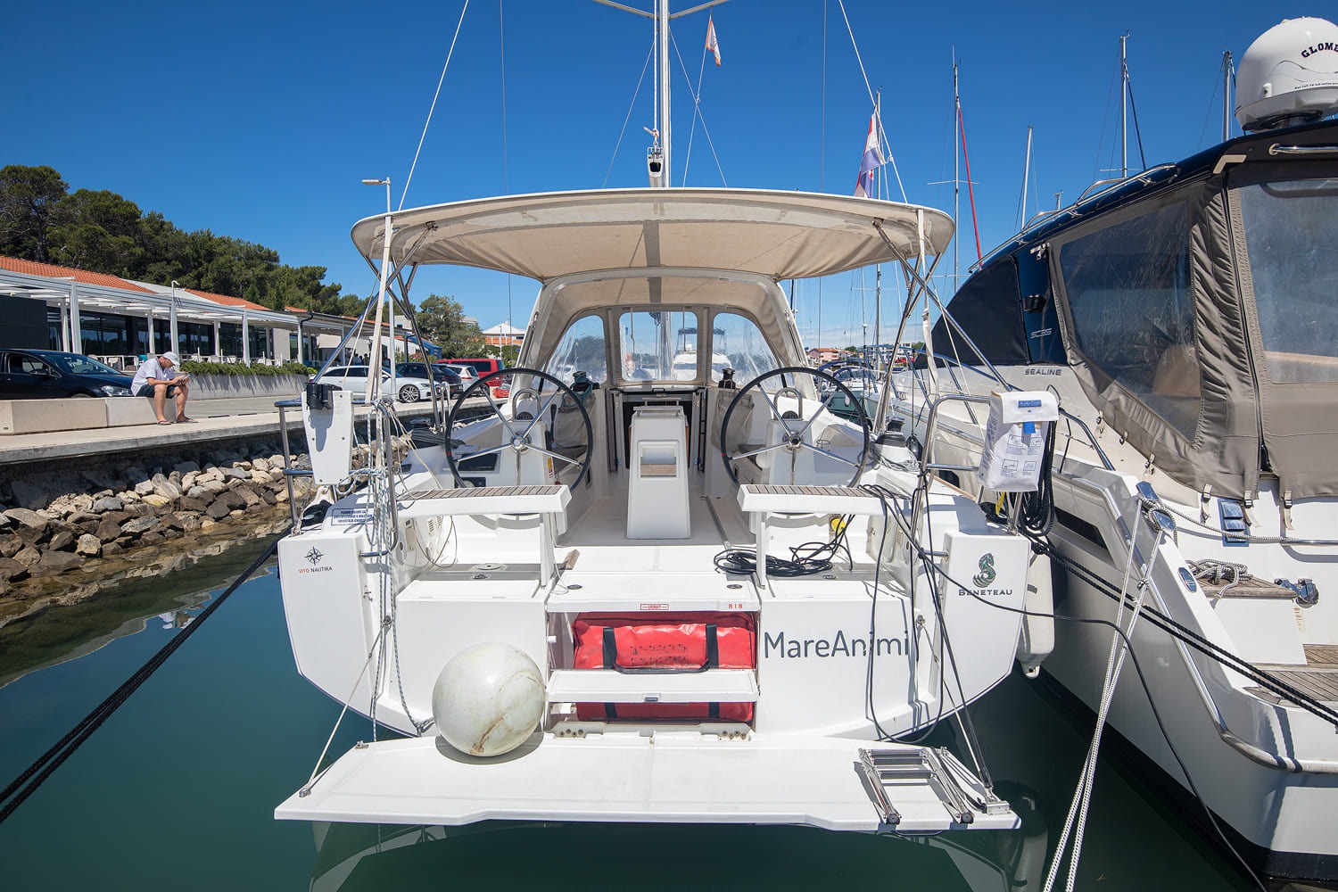 Beneteau Oceanis 35 seen from astern, bathing platform and boarding ladder