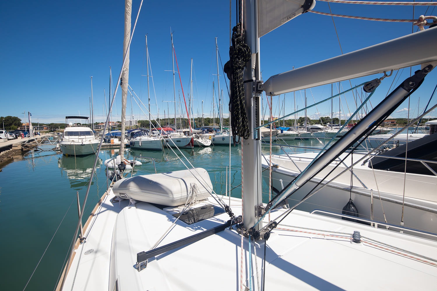Foredeck and guardrails looking forward towards the bow