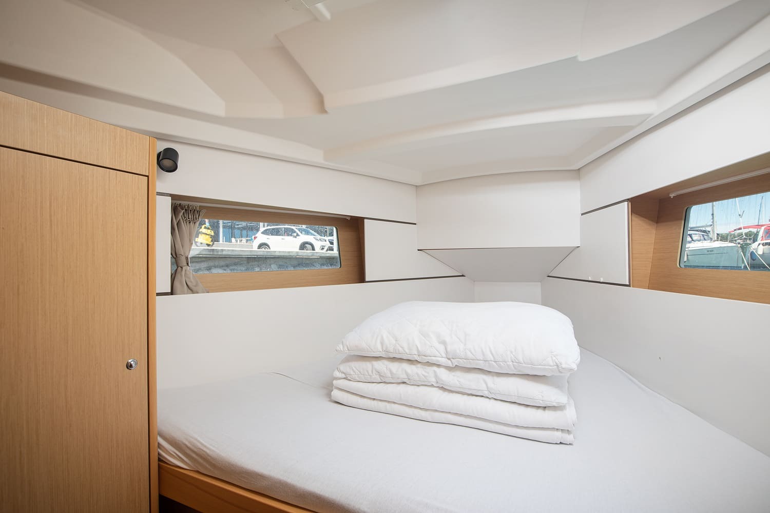 Forward cabin with double berth and overhead hatch