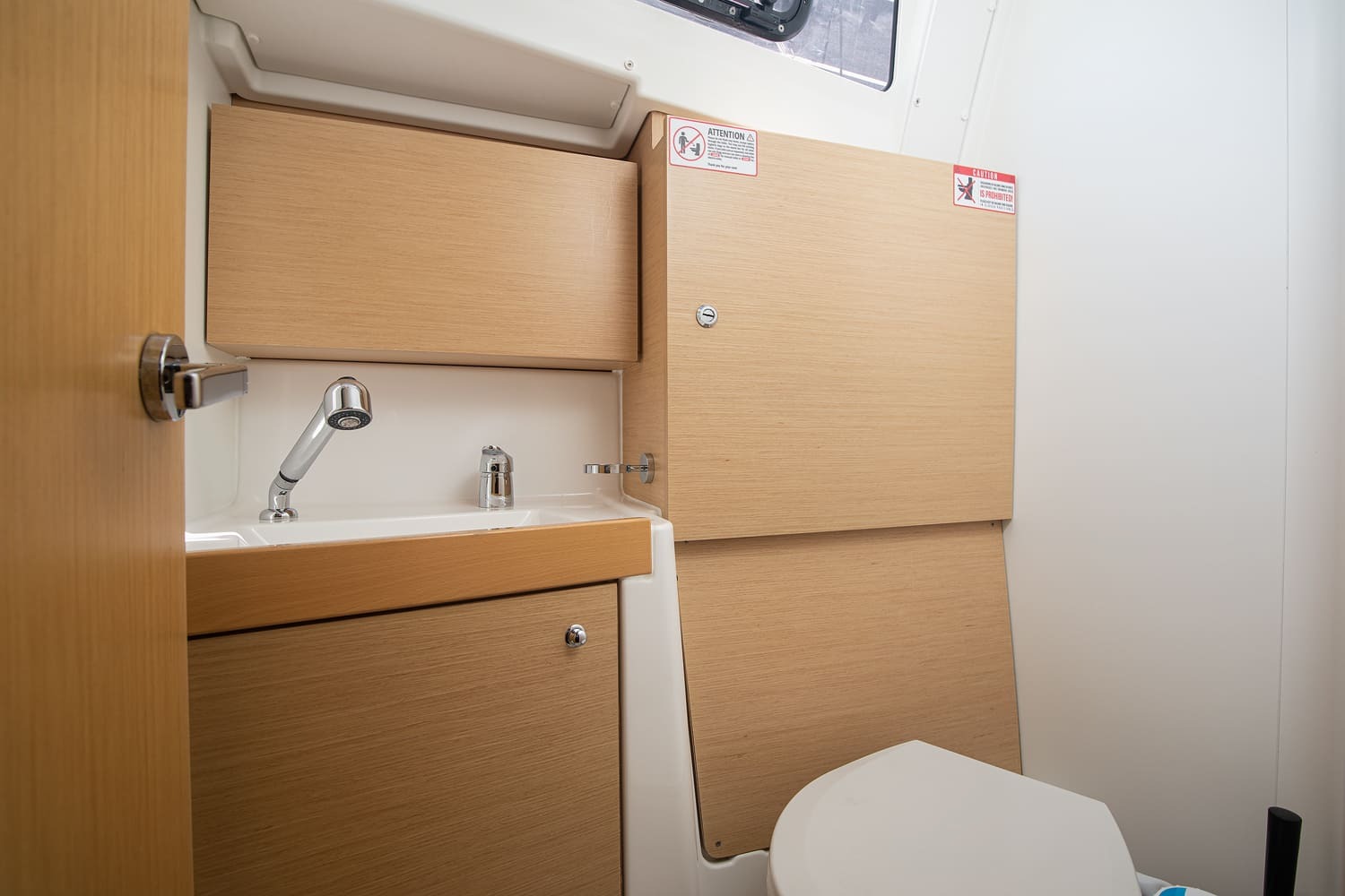 Heads compartment with washbasin, mirror and stowage