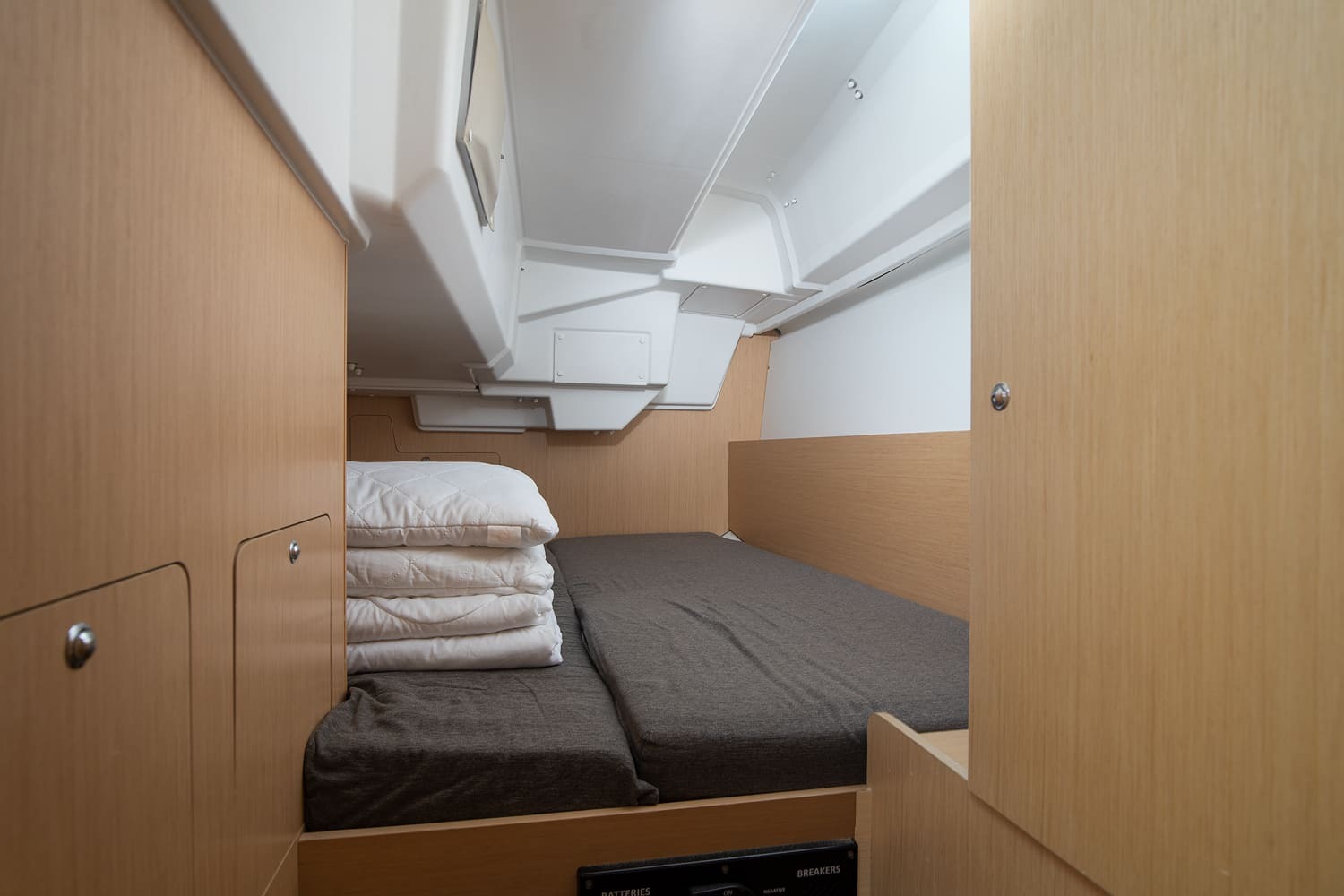 Second aft cabin with double berth and hull window