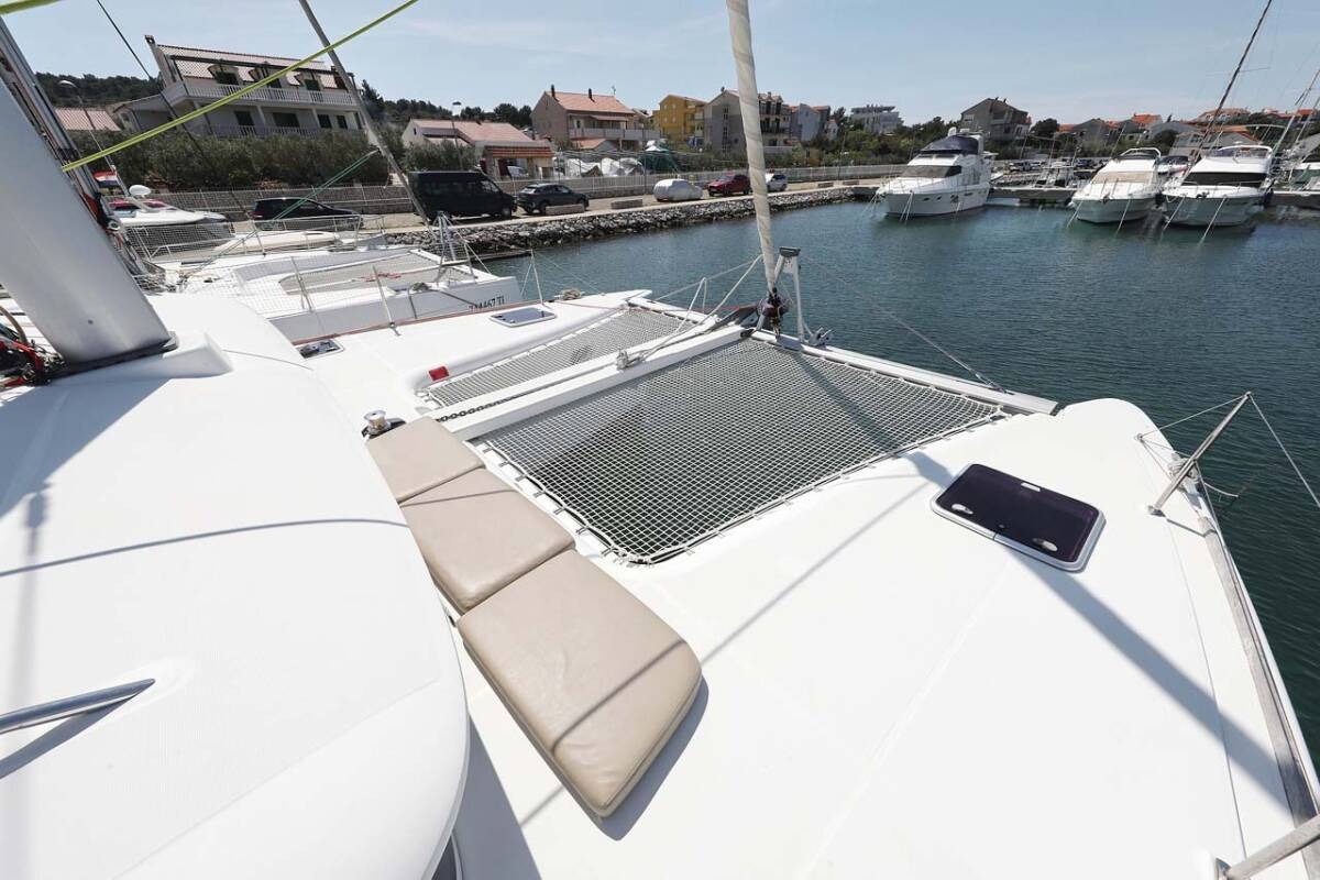 Foredeck and trampoline of the Lagoon 400 Atlantic