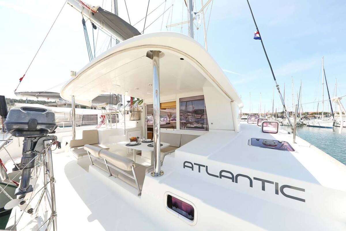 Cockpit dining area and hull name on the Lagoon 400 Atlantic