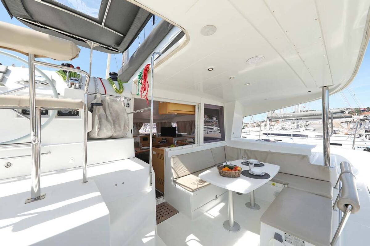 Saloon and galley with panoramic windows on the Lagoon 400 Atlantic
