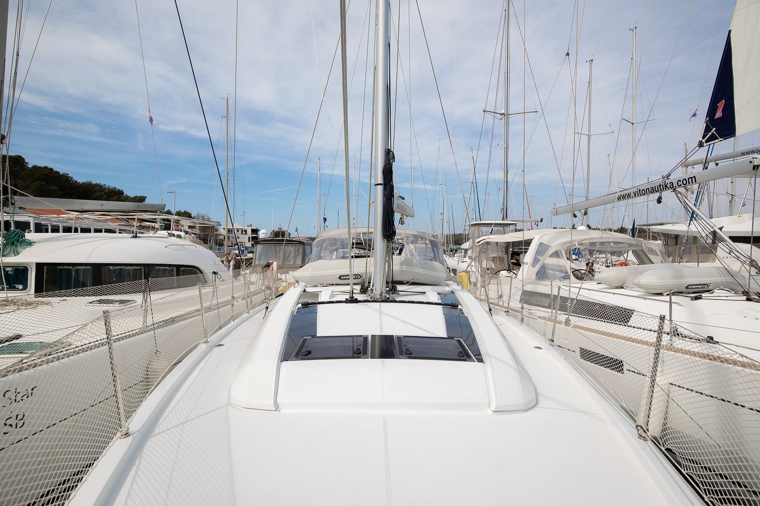 The foredeck of Amore di Mare looking forward, with the mast, guardrails and sunbathing area