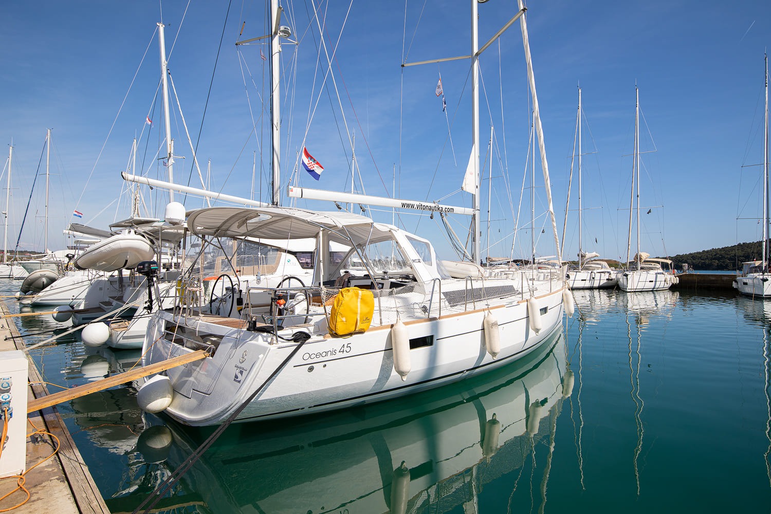 Bénéteau Oceanis 45 Mare Aeolos alongside the pontoon at ACI Marina Pomer, showing the full white hull and mast
